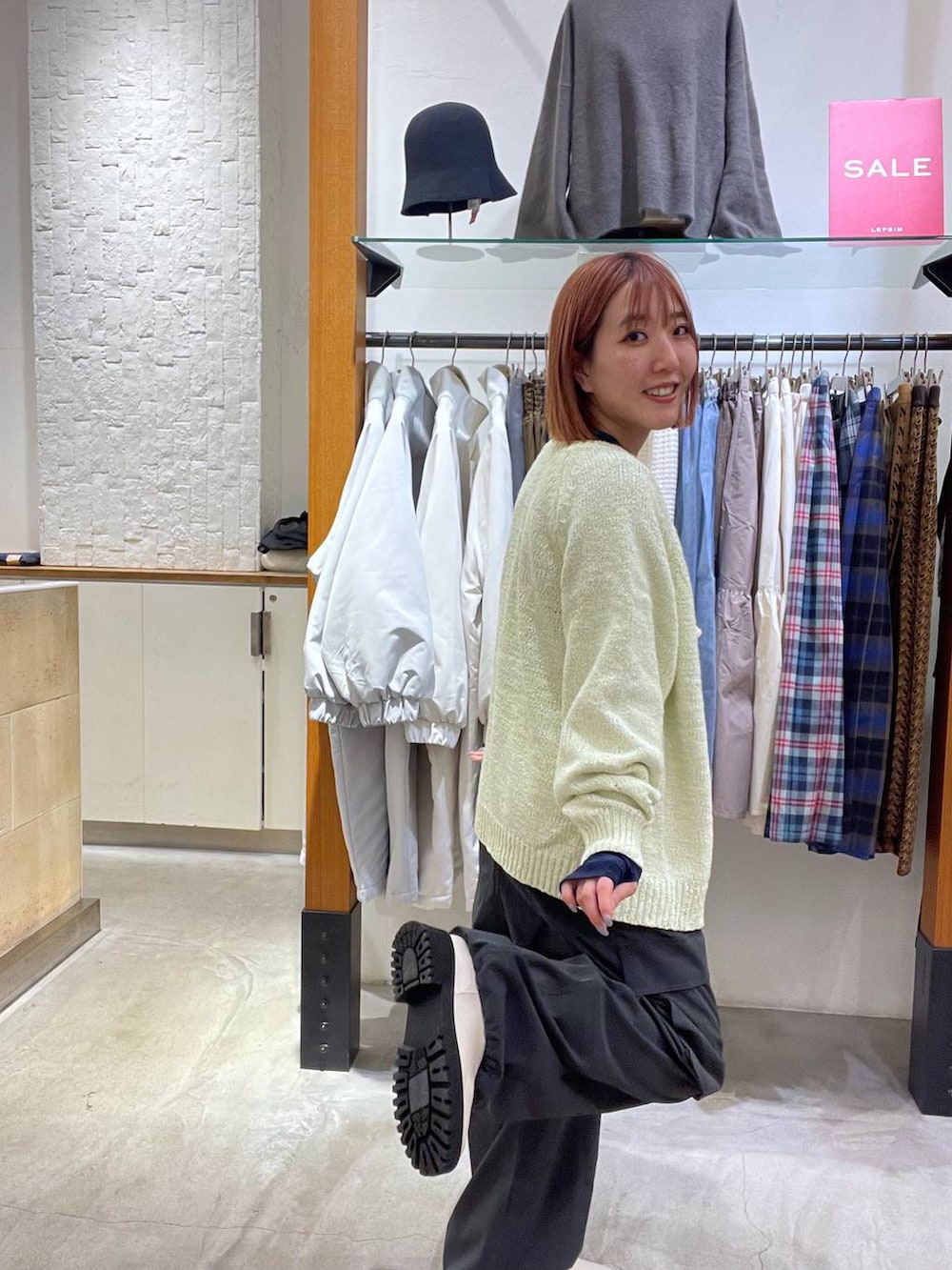 ブルー系のTシャツ/カットソー、ホワイト系のブーツ、グレー系のカーゴパンツを着用したレディースの春コーディネートの3枚目の写真