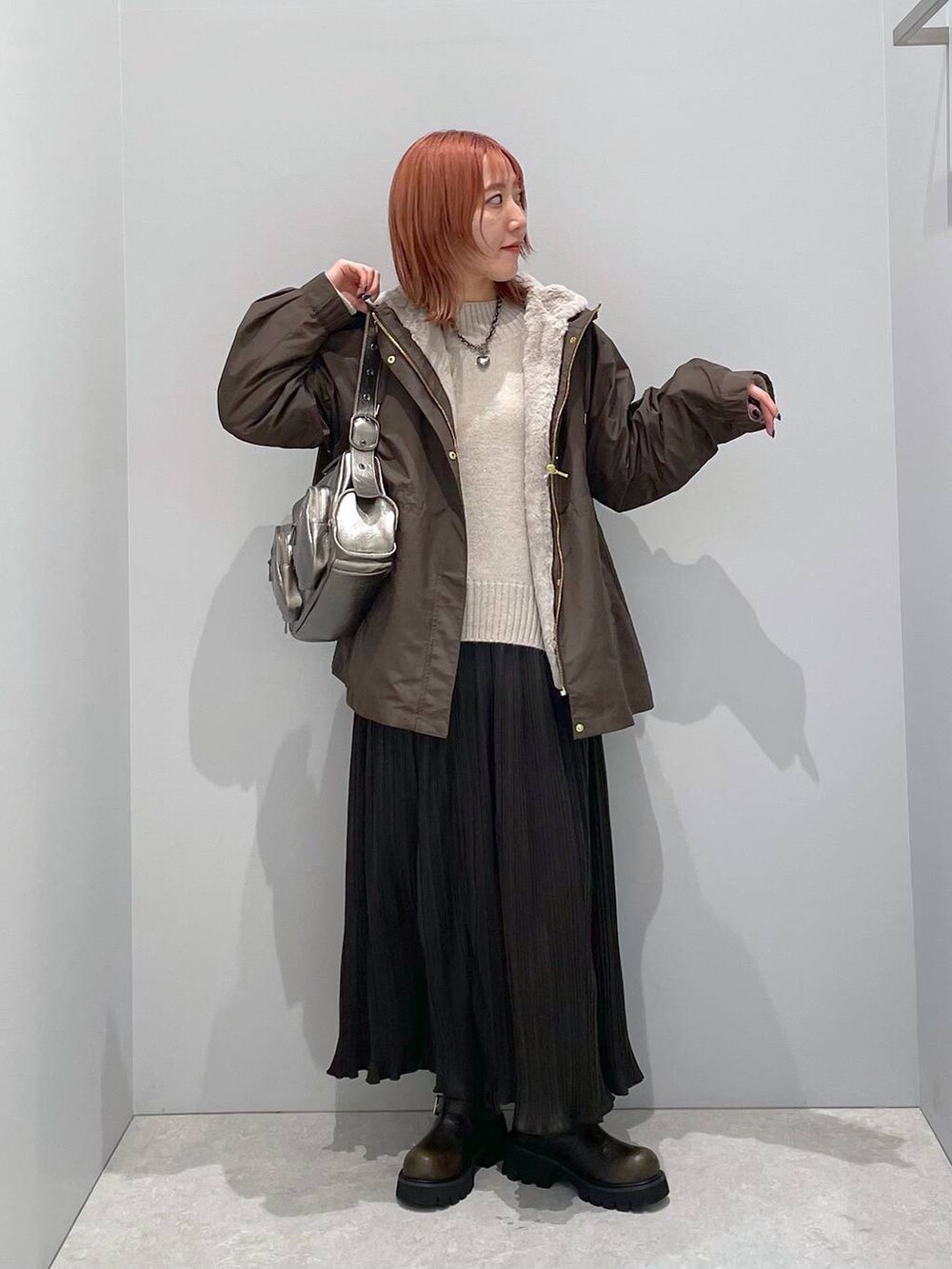 「低身長、カジュアル、ベーシック/シンプル、体型カバー、高見え、ゆったり、LEPSIM」｜「GLOBAL WORKのフワフワHugmeセットアップ/115407（ワンピース、ベージュ系）」を使った、manaさん（レディース・153cm）の秋コーディネートの2枚目の写真