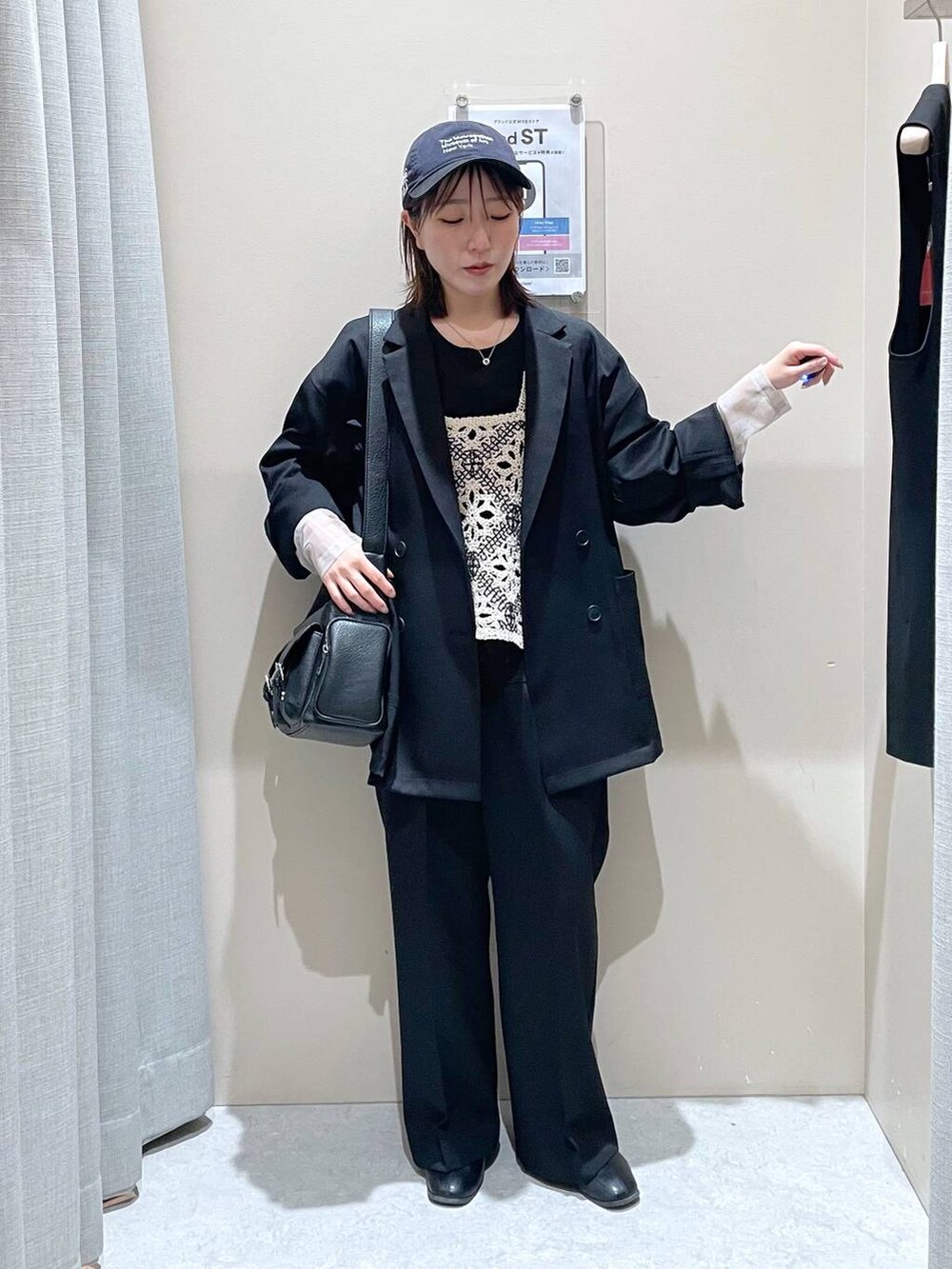 ブラック系のTシャツ/カットソー、その他のベスト、ブラック系のその他パンツを着用したレディースの冬コーディネートの3枚目の写真