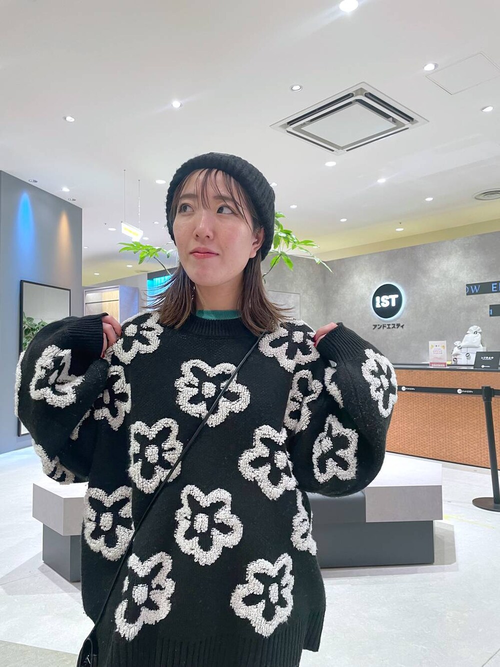 ホワイト系のその他パンツ、ブラック系のニット/セーターを着用したレディースの冬コーディネートの4枚目の写真