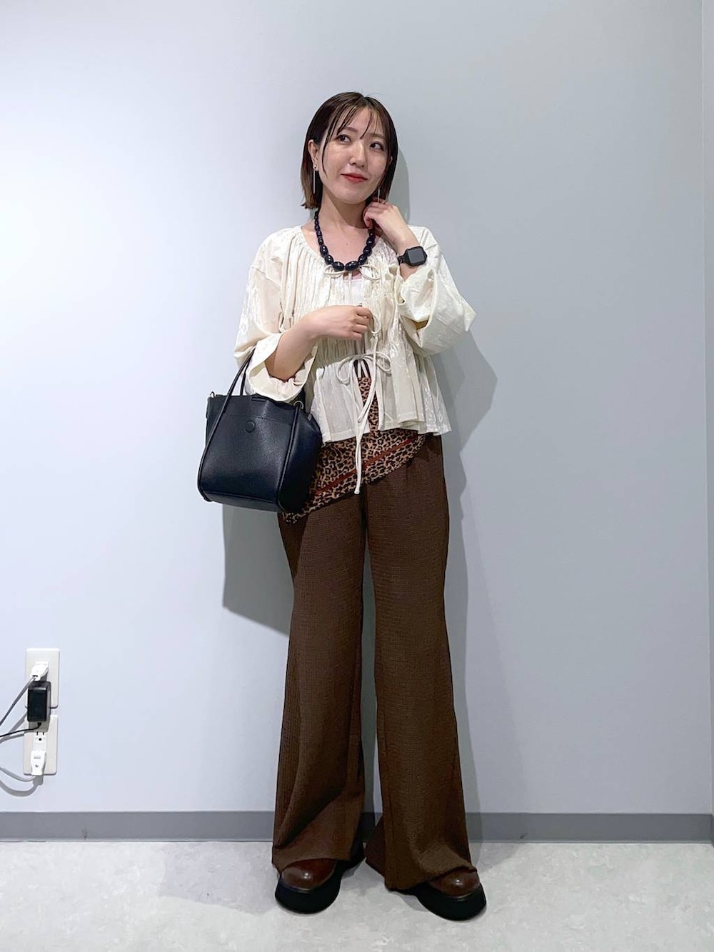 ブラウン系のその他パンツ、ブラック系のショルダーバッグ、ブラウン系のサンダルを着用したレディースの夏コーディネートの3枚目の写真