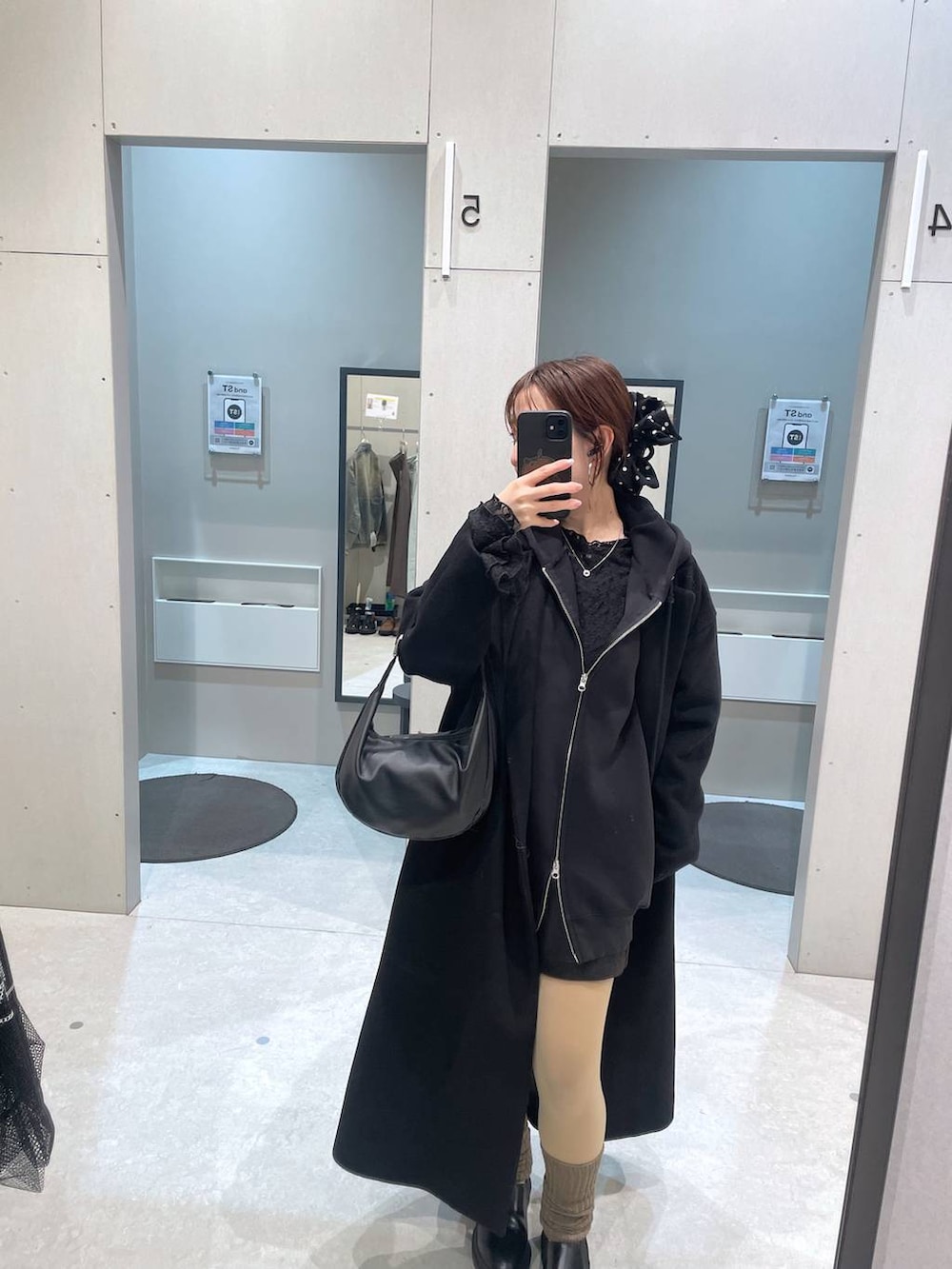 ブラック系のパーカー、ブラック系のその他パンツ、ブラック系のバレッタ/ヘアクリップを着用したレディースの冬コーディネートの4枚目の写真