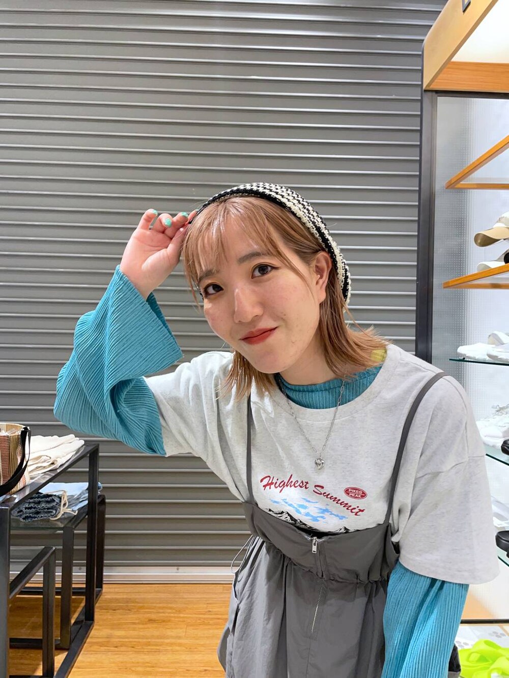 グレー系のTシャツ/カットソー、グレー系のワンピース、グリーン系のTシャツ/カットソーを着用したレディースの春コーディネートの3枚目の写真