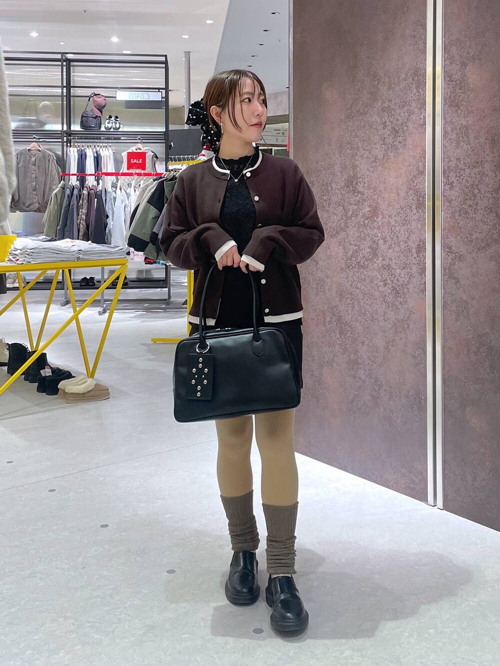 ブラック系のその他パンツ、ブラウン系のカーディガン/ボレロ、ブラック系のボストンバッグを着用したレディースの冬コーディネートの5枚目の写真