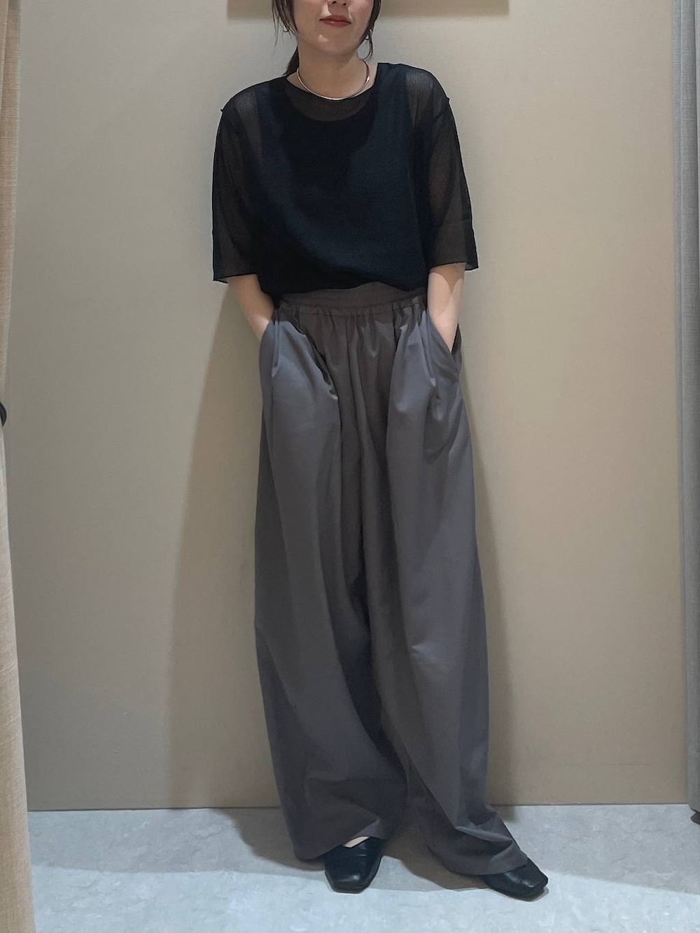 「モノトーン、低身長、カジュアル、ベーシック/シンプル、高見え、ゆったり、シンプルコーデ、大人カジュアル、きれいめカジュアル」｜「LOWRYS FARMのカットイージーコクーンパンツ２ 491345（デニムパンツ、グレー系）」を使った、manaさん（レディース・153cm）の夏コーディネートの2枚目の写真