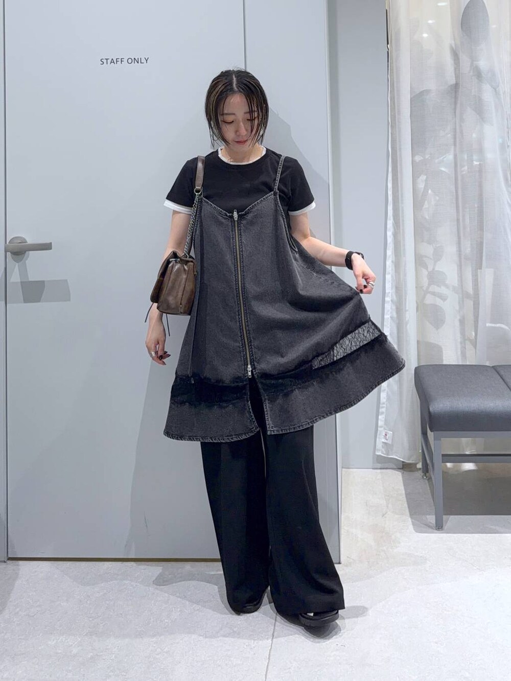 ブラウン系のショルダーバッグ、ブラック系のその他パンツ、ホワイト系のサンダルを着用したレディースの春コーディネートの2枚目の写真