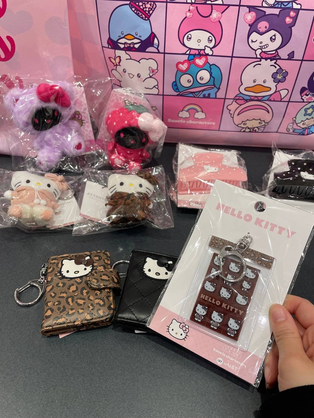 その他のキーホルダー、ピンク系のバレッタ/ヘアクリップ、パープル系のチャームを着用したレディースの秋コーディネートの3枚目の写真