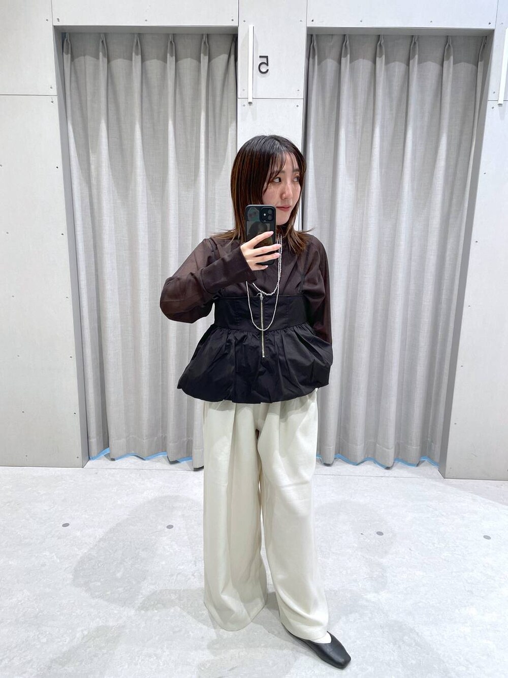 ホワイト系のその他パンツ、ブラウン系のTシャツ/カットソー、ブラック系のキャミソールを着用したレディースの春コーディネートの3枚目の写真