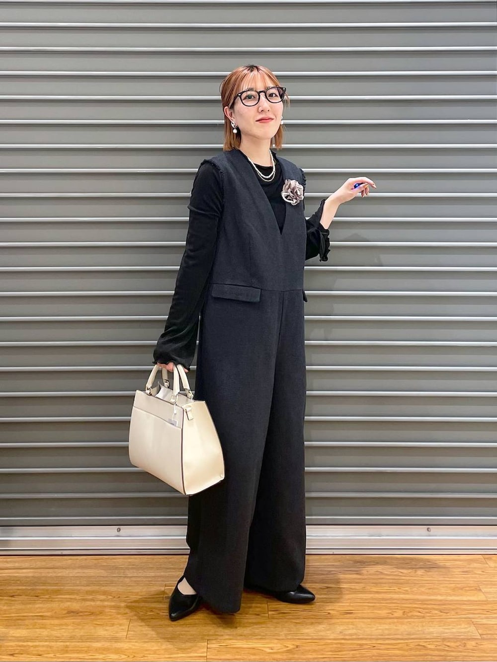 ブラック系のサロペット/オーバーオール、ホワイト系のショルダーバッグ、ブラック系のショルダーバッグを着用したレディースの冬コーディネートの2枚目の写真