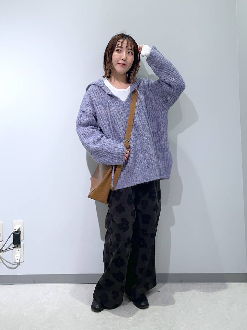 ホワイト系のTシャツ/カットソー、ベージュ系のショルダーバッグ、パープル系のニット/セーターを着用したレディースの秋コーディネートの2枚目の写真