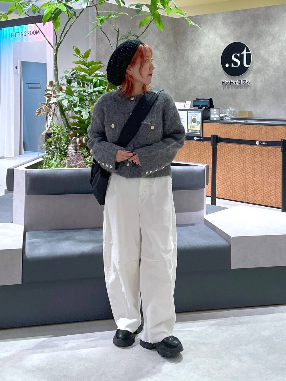 ホワイト系のその他パンツ、ブラック系のショルダーバッグ、グレー系のカーディガン/ボレロを着用したレディースの秋コーディネートの2枚目の写真