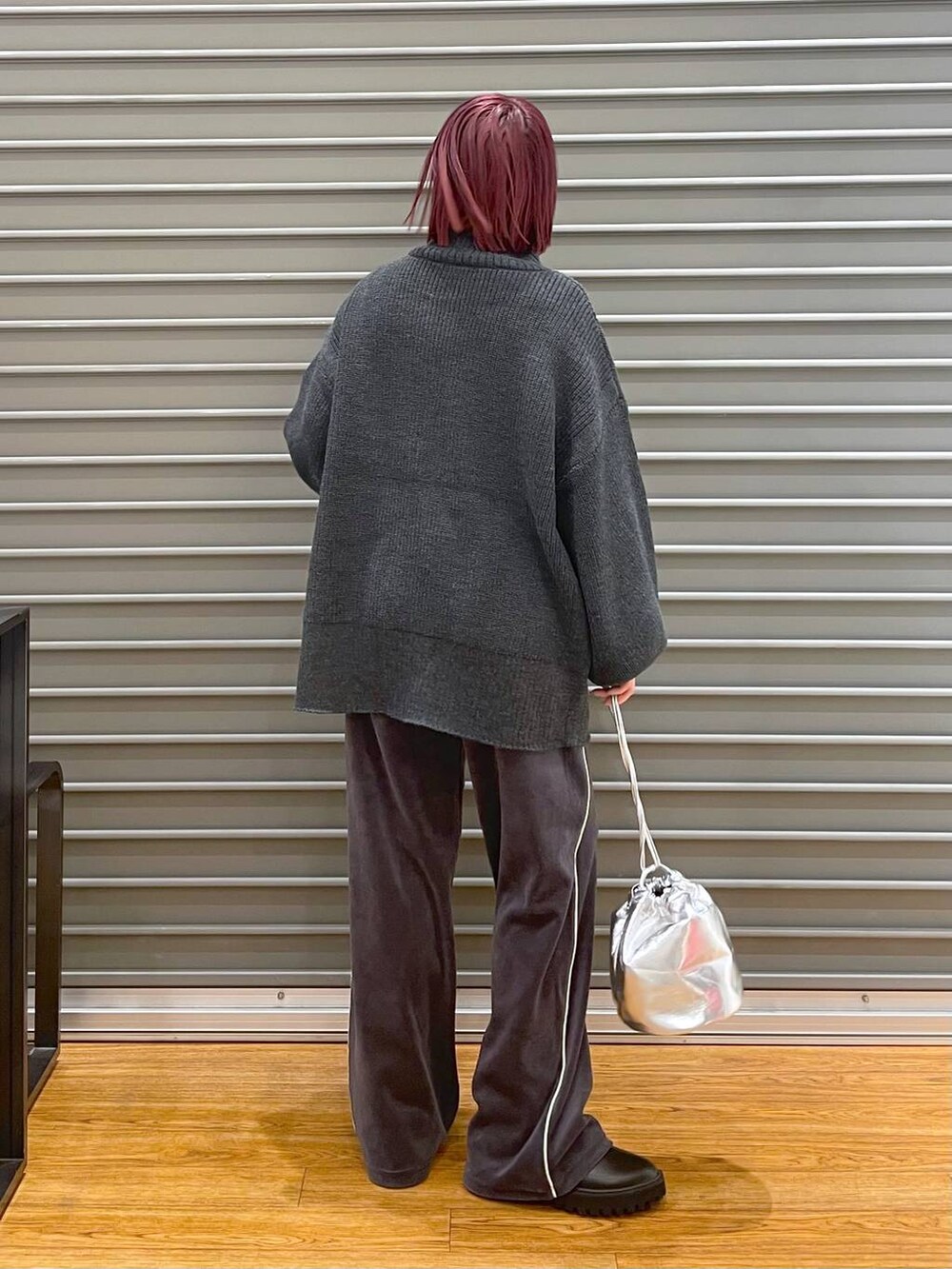 ブラック系のブーツ、グレー系のTシャツ/カットソー、シルバー系のショルダーバッグを着用したレディースの冬コーディネートの4枚目の写真