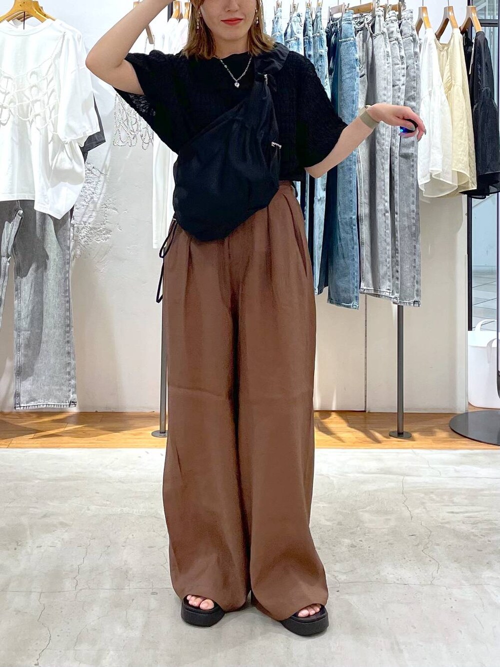 ブラウン系のその他パンツ、ブラック系のサンダル、ブラック系のTシャツ/カットソーを着用したレディースの夏コーディネートの3枚目の写真