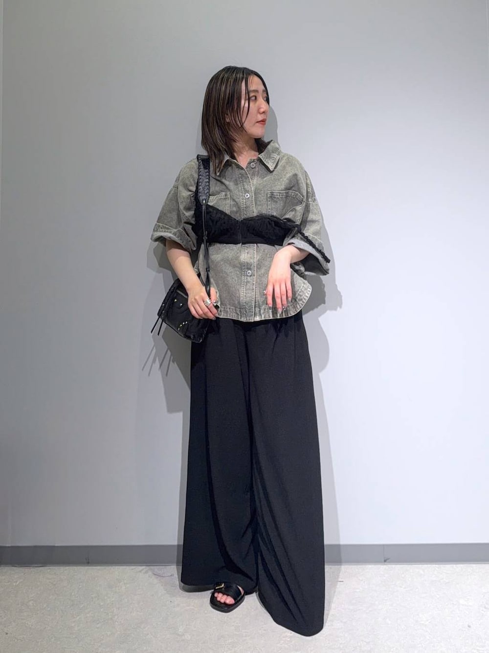 ブラック系のその他パンツ、ブラック系のキャミソール、グリーン系のシャツ/ブラウスを着用したレディースの夏コーディネートの2枚目の写真