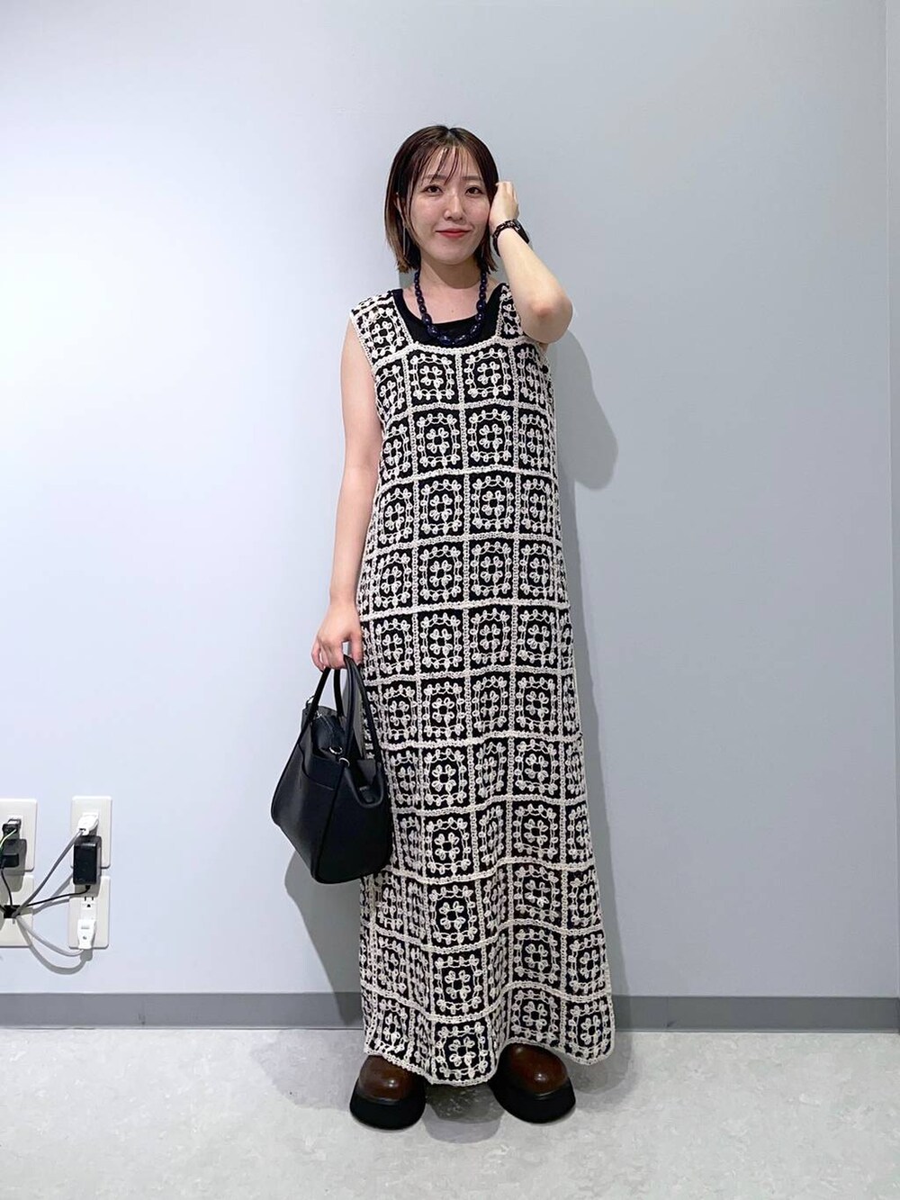 その他のワンピース、ブラック系のタンクトップ、ブラック系のショルダーバッグを着用したレディースの夏コーディネートの2枚目の写真