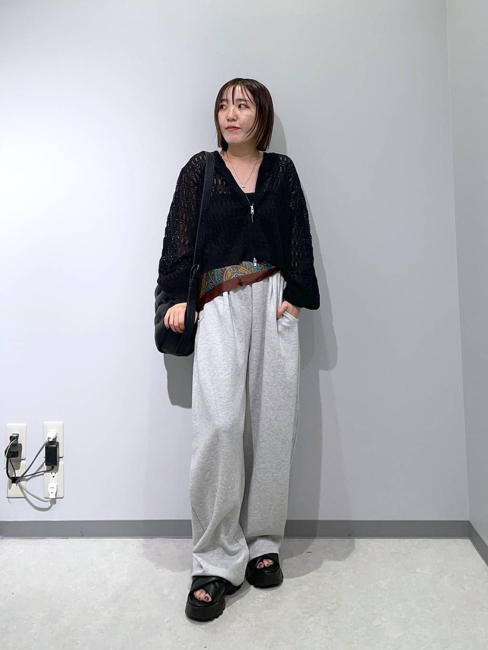 「低身長、カジュアル、ベーシック/シンプル、高見え、ゆったり、モノトーン、シンプルコーデ、大人カジュアル、きれいめカジュアル」｜「LOWRYS FARMのクロススポサン  287478（サンダル、ブラック系）」を使った、manaさん（レディース・153cm）の夏コーディネートの4枚目の写真