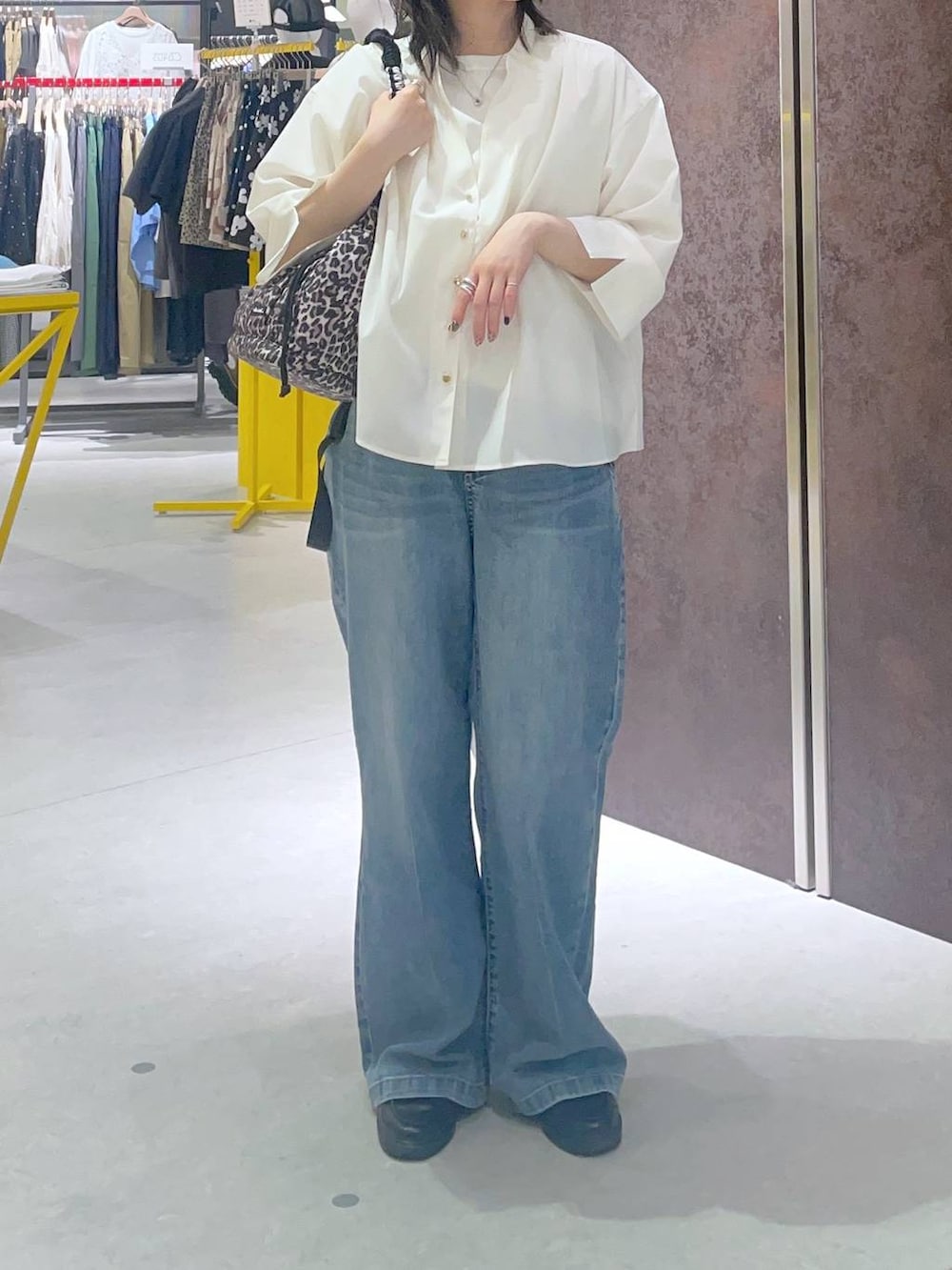 ホワイト系のTシャツ/カットソー、ブルー系のデニムパンツ、ホワイト系のシャツ/ブラウスを着用したレディースの春コーディネートの2枚目の写真