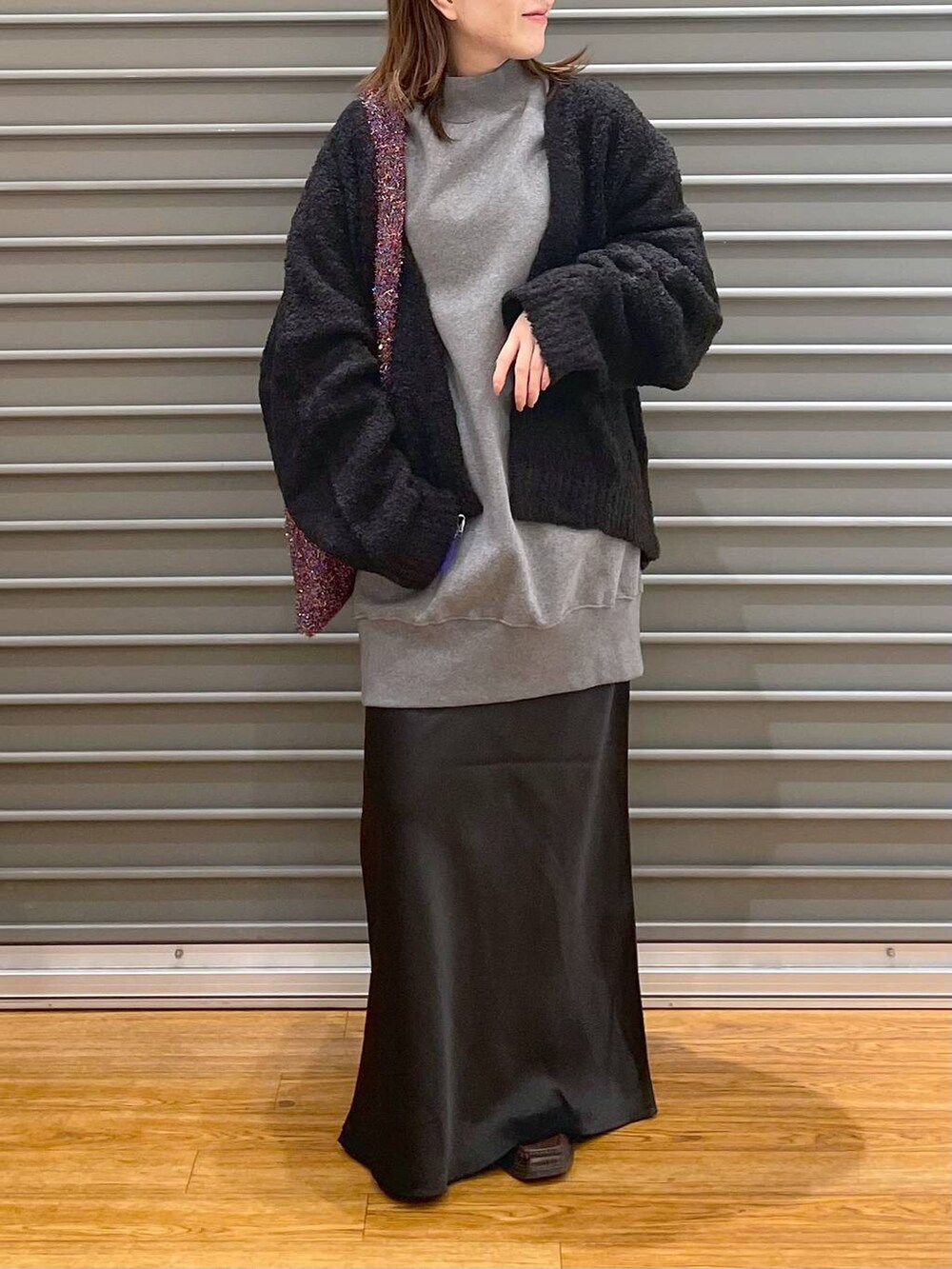 グレー系のチュニック、その他のショルダーバッグ、ブラック系のスカートを着用したレディースの冬コーディネートの4枚目の写真
