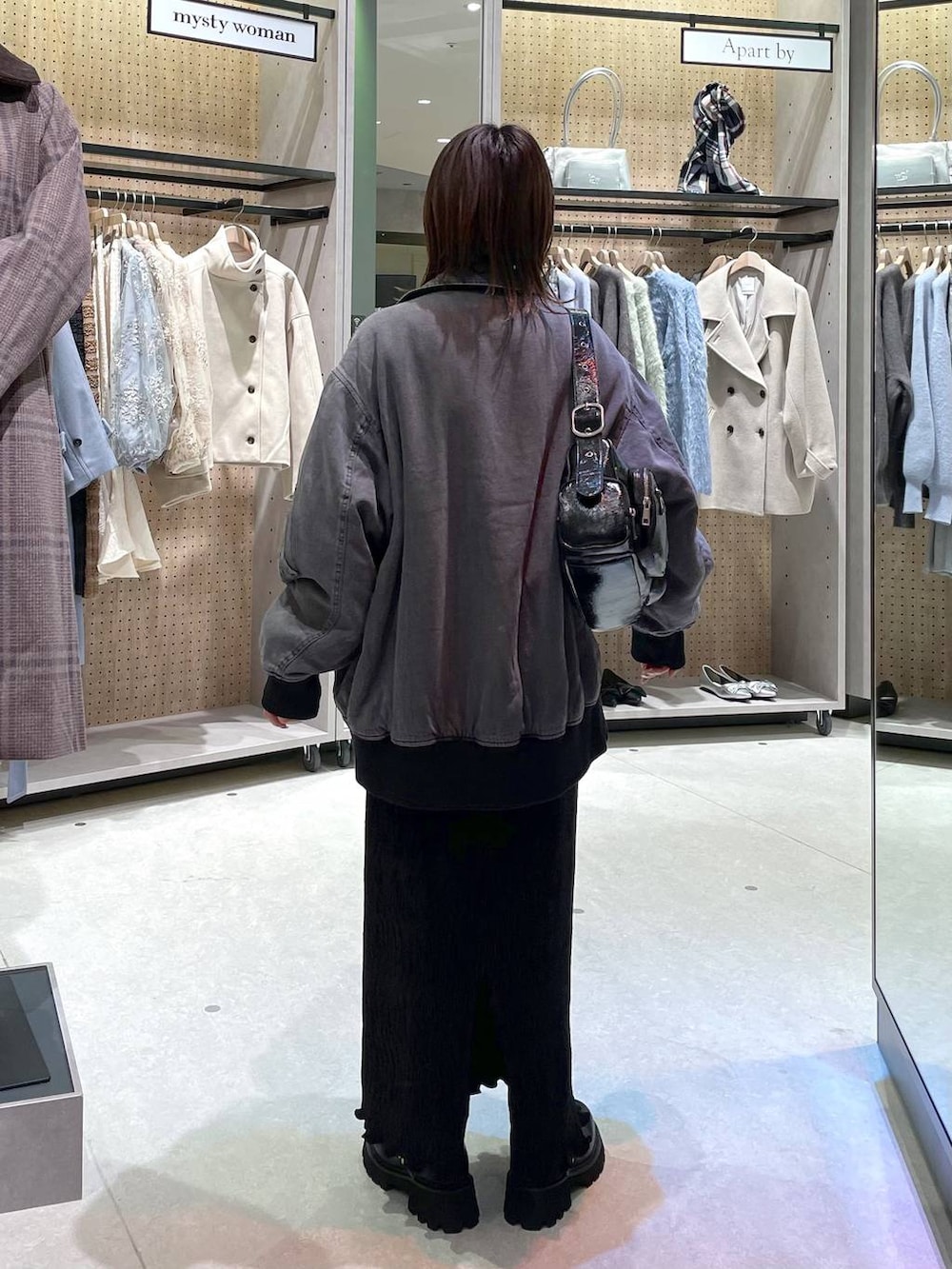 「低身長、カジュアル、ベーシック/シンプル、体型カバー、高見え、ゆったり、LEPSIM」｜「JEANASISのリバーシブルパファーフライトジャケット/115894（ブルゾン、グレー系）」を使った、manaさん（レディース・153cm）の冬コーディネートの3枚目の写真