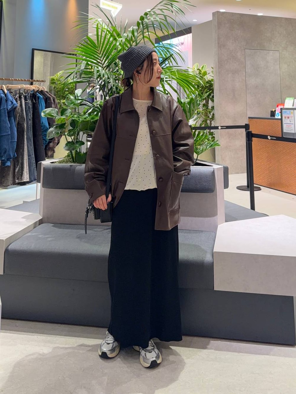 ブラック系のショルダーバッグ、ブラウン系のテーラードジャケット、その他のTシャツ/カットソーを着用したレディースの秋コーディネートの2枚目の写真