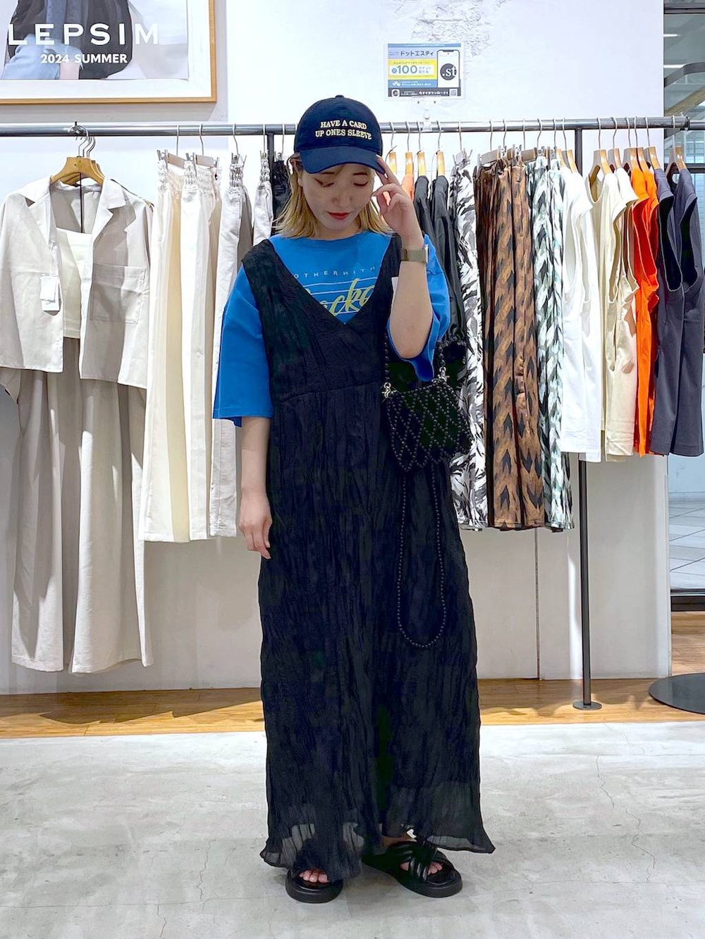 ブルー系のTシャツ/カットソー、ブラック系のサンダル、ブラック系のショルダーバッグを着用したレディースの夏コーディネートの2枚目の写真