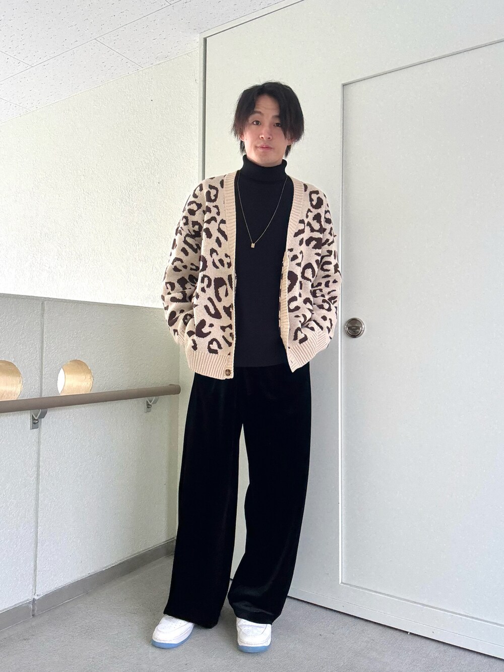 「タートルネック、タートルネックニット、カーディガン、レオパード、MONO-MART、whiteland、ZARA、NIKE」｜「MONO-MARTのウォッシャブルミラノリブルーズハイネックニット（ニット/セーター、ブラック系）」を使った、keigoさん（メンズ・176cm）の冬コーディネートの2枚目の写真