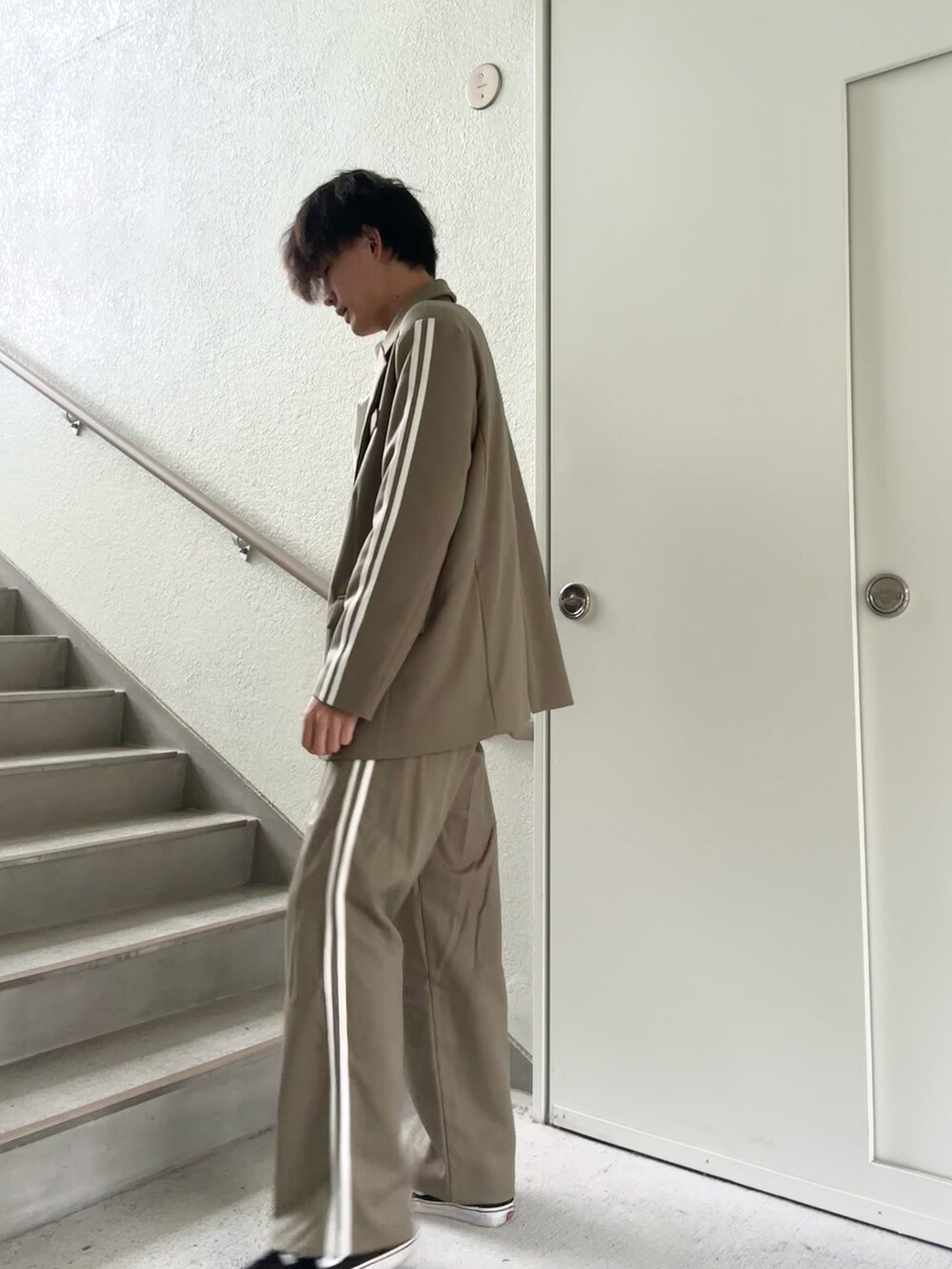 「YACA、ESSENTIALS、ジャケットスタイル、テーラードジャケット、セットアップ、セットアップスタイル」｜「FOG ESSENTIALSの＜FEAR OF GOD ESSENTIALS＞ ロングスリーブ Tシャツ コア（Tシャツ/カットソー、ベージュ系）」を使った、keigoさん（メンズ・176cm）の秋コーディネートの3枚目の写真