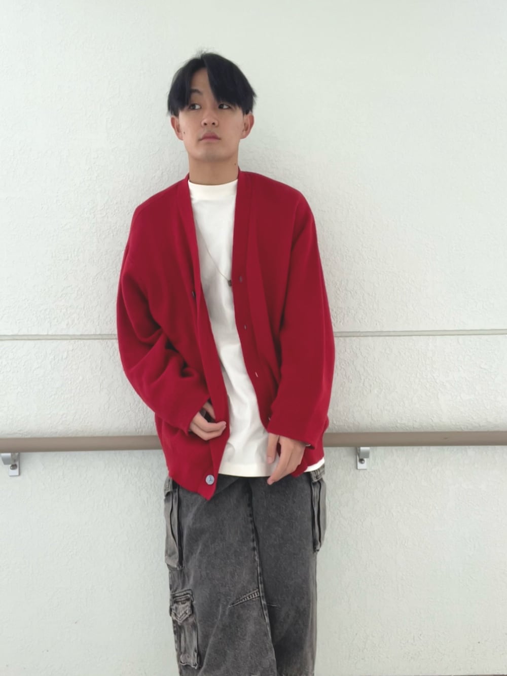 「赤、カーディガン、赤カーディガン、デニム、カーゴデニム、ZARA、adrer、ESSENTIALS」｜「FOG ESSENTIALSの＜FEAR OF GOD ESSENTIALS＞ ロングスリーブ Tシャツ コア（Tシャツ/カットソー、ベージュ系）」を使った、keigoさん（メンズ・175cm）の冬コーディネートの3枚目の写真