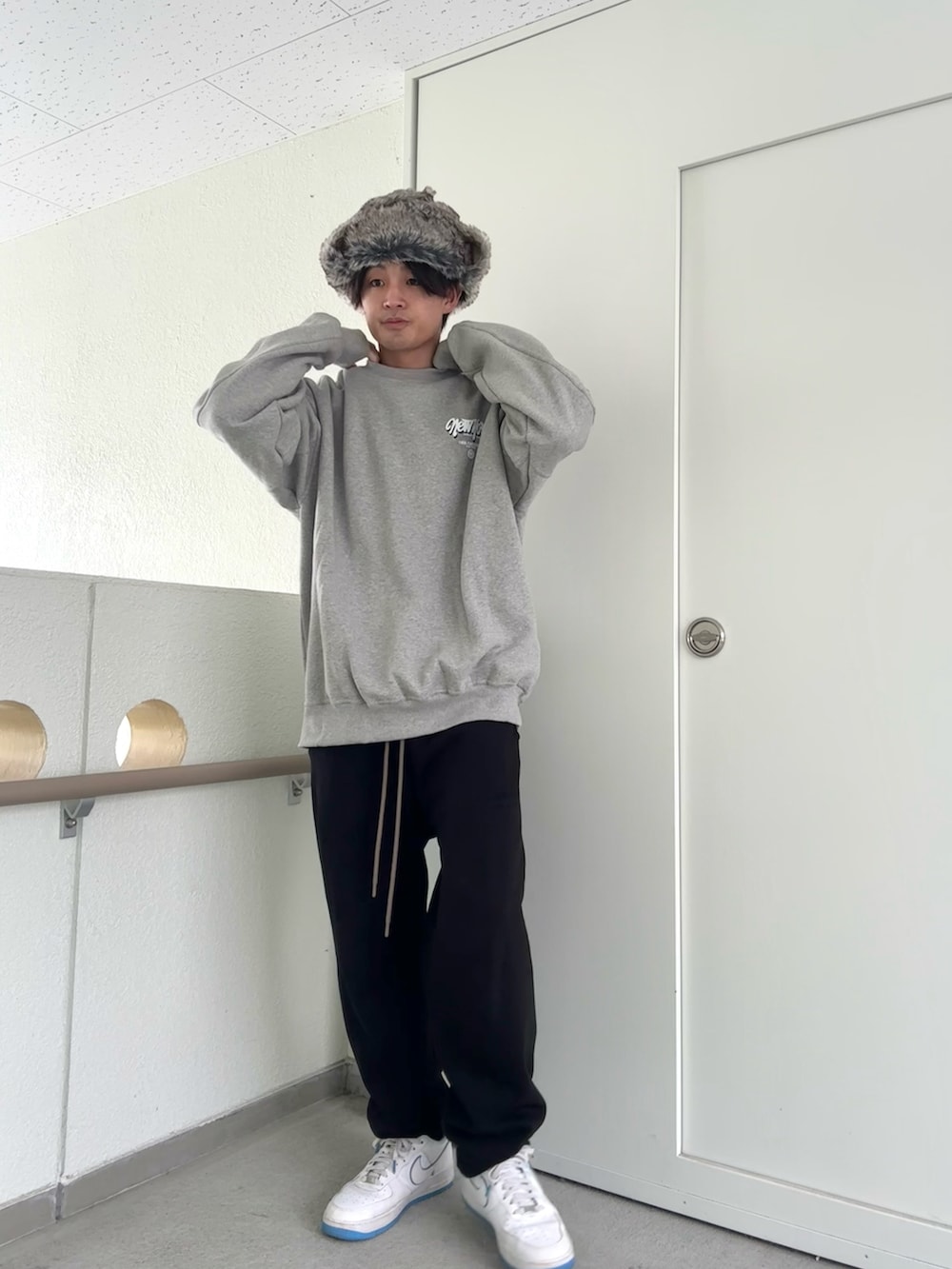 「冬コーデ、フライトキャップ、NEW ERA、YACA、ESSENTIALS、NIKE、スウェット、スウェットコーデ、グレースウェット」｜「NEW ERAのニューエラ パイロットキャップ トラッパー コーデュロイ（キャップ、ベージュ系）」を使った、keigoさん（メンズ・176cm）の冬コーディネートの2枚目の写真