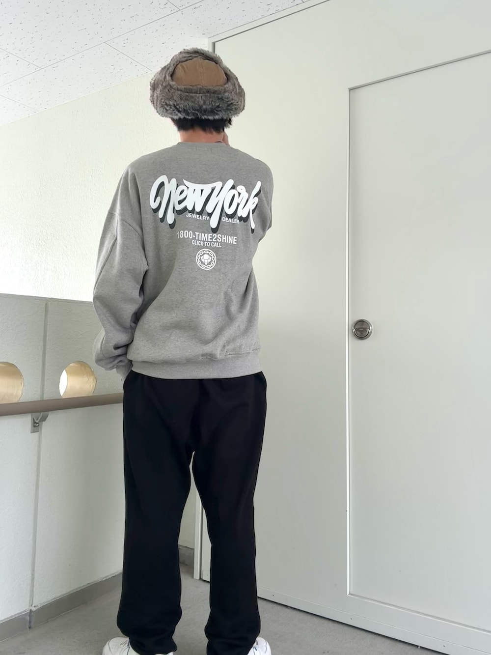 「冬コーデ、フライトキャップ、NEW ERA、YACA、ESSENTIALS、NIKE、スウェット、スウェットコーデ、グレースウェット」｜「NEW ERAのニューエラ パイロットキャップ トラッパー コーデュロイ（キャップ、ベージュ系）」を使った、keigoさん（メンズ・176cm）の冬コーディネートの3枚目の写真