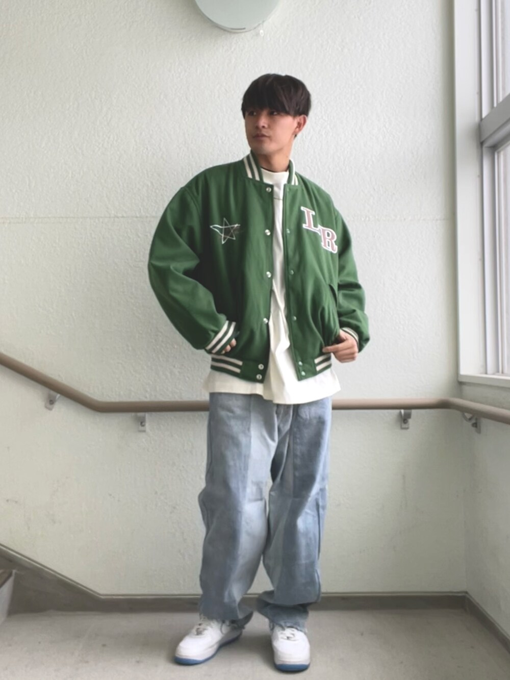 「メンズファッション、今日のコーデ、ジャケット、デニム、LIBERE、fogEssentials、ESSENTIALS、NIKE AIR FORCE、Danke schon」｜「FOG ESSENTIALSの＜FEAR OF GOD ESSENTIALS＞ ロングスリーブ Tシャツ コア（Tシャツ/カットソー、ベージュ系）」を使った、keigoさん（メンズ・175cm）の春コーディネートの2枚目の写真