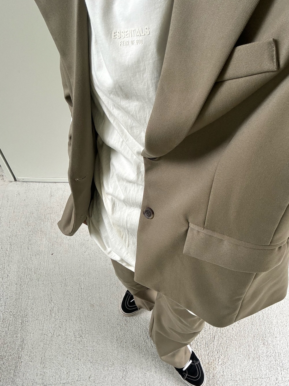 「YACA、ESSENTIALS、ジャケットスタイル、テーラードジャケット、セットアップ、セットアップスタイル」｜「FOG ESSENTIALSの＜FEAR OF GOD ESSENTIALS＞ ロングスリーブ Tシャツ コア（Tシャツ/カットソー、ベージュ系）」を使った、keigoさん（メンズ・176cm）の秋コーディネートの4枚目の写真