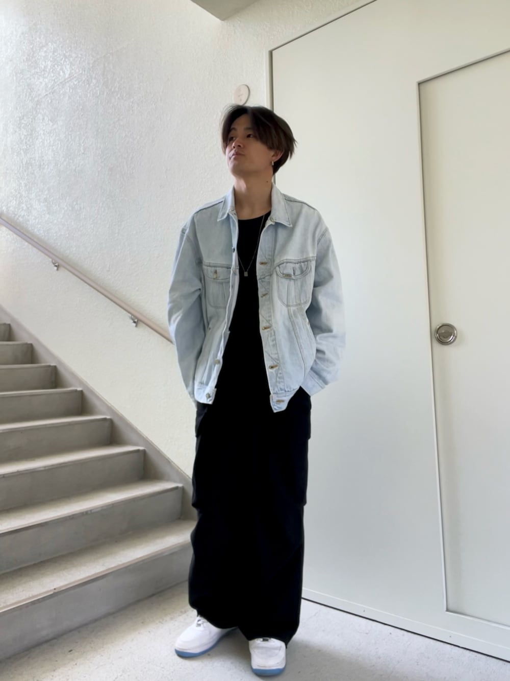「LEE、デニムジャケット、YACA、古着MIX、古着、古着好きな人と繋がりたい」｜「Alfred Alexのボックスシルエットレイヤードサイドスリットタンクトップ（タンクトップ、ブラック系）」を使った、keigoさん（メンズ・175cm）の春コーディネートの2枚目の写真