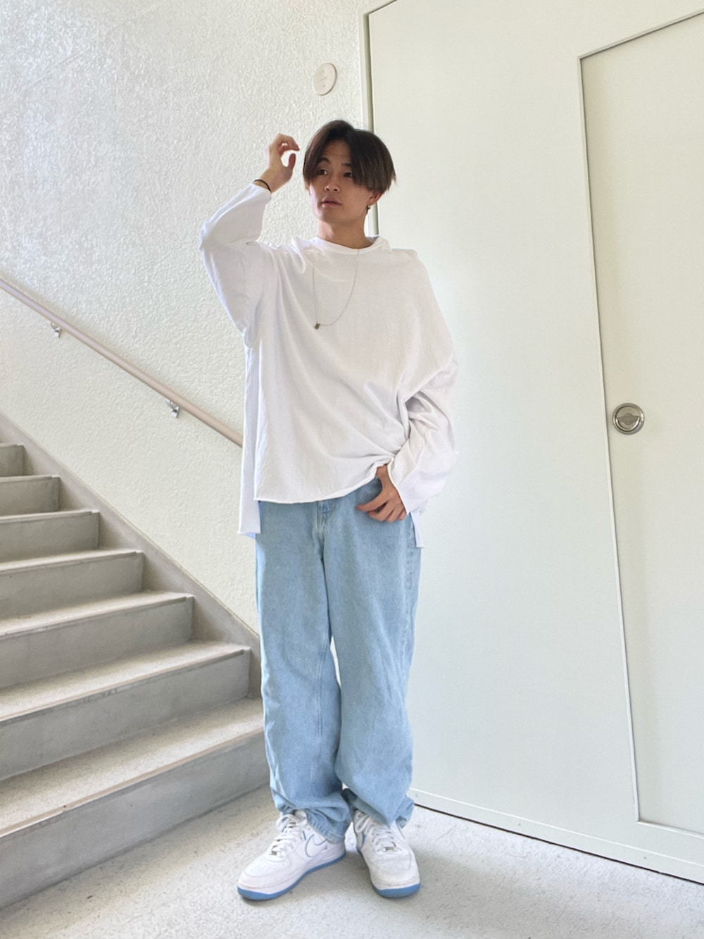 「ロンT、デニムパンツ、YACA、春夏コーデ、ZARA、NIKE、AIR FORCE 1、オーバーサイズ、ビックシルエット」｜「YACAのcutoff over size long t-shirt/カットオフオーバーサイズロングTシャツ（Tシャツ/カットソー、ホワイト系）」を使った、keigoさん（メンズ・175cm）の春コーディネートの2枚目の写真