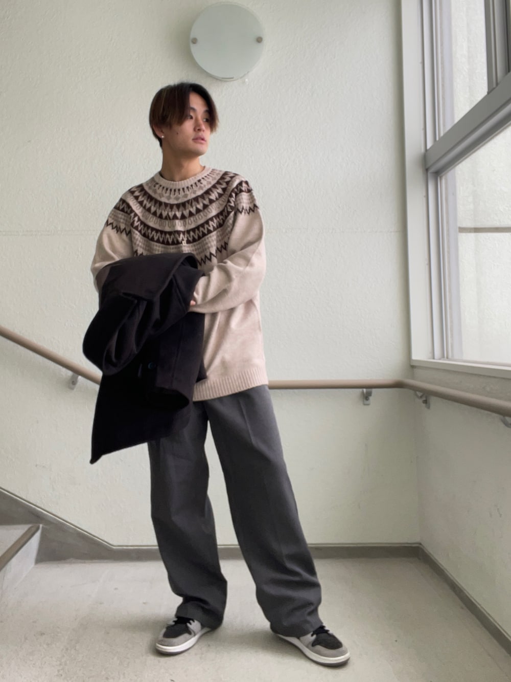 「adrer、ふわふわニット、ニット、GU、Jordan、メンズコーデ」｜「ADRERのADRER 極上ふわもちニット（ニット/セーター、ベージュ系）」を使った、keigoさん（メンズ・175cm）の冬コーディネートの2枚目の写真