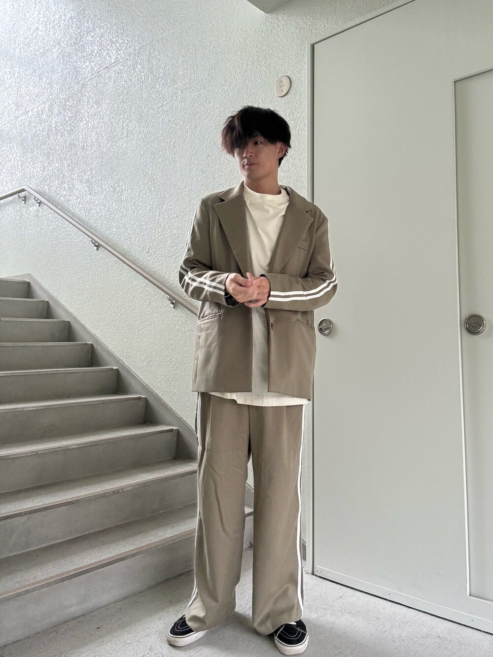「YACA、ESSENTIALS、ジャケットスタイル、テーラードジャケット、セットアップ、セットアップスタイル」｜「FOG ESSENTIALSの＜FEAR OF GOD ESSENTIALS＞ ロングスリーブ Tシャツ コア（Tシャツ/カットソー、ベージュ系）」を使った、keigoさん（メンズ・176cm）の秋コーディネートの2枚目の写真