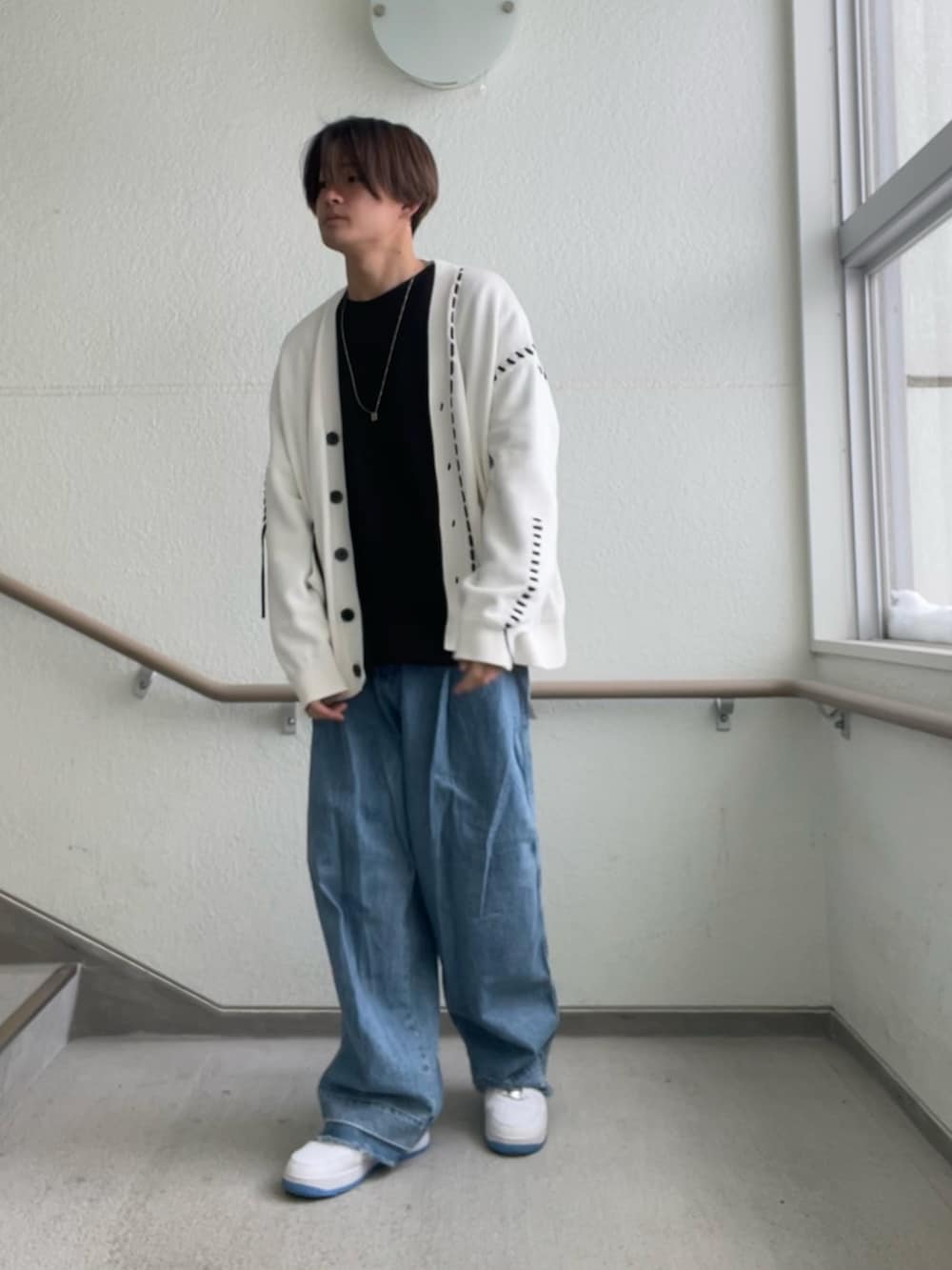 「ZARA、ZARAコーデ、カーディガン、白カーディガン、バギーパンツ、デニム、AIR FORCE 1」｜「ZARAのアイテム（カーディガン/ボレロ、ホワイト系）」を使った、keigoさん（メンズ・175cm）の冬コーディネートの2枚目の写真