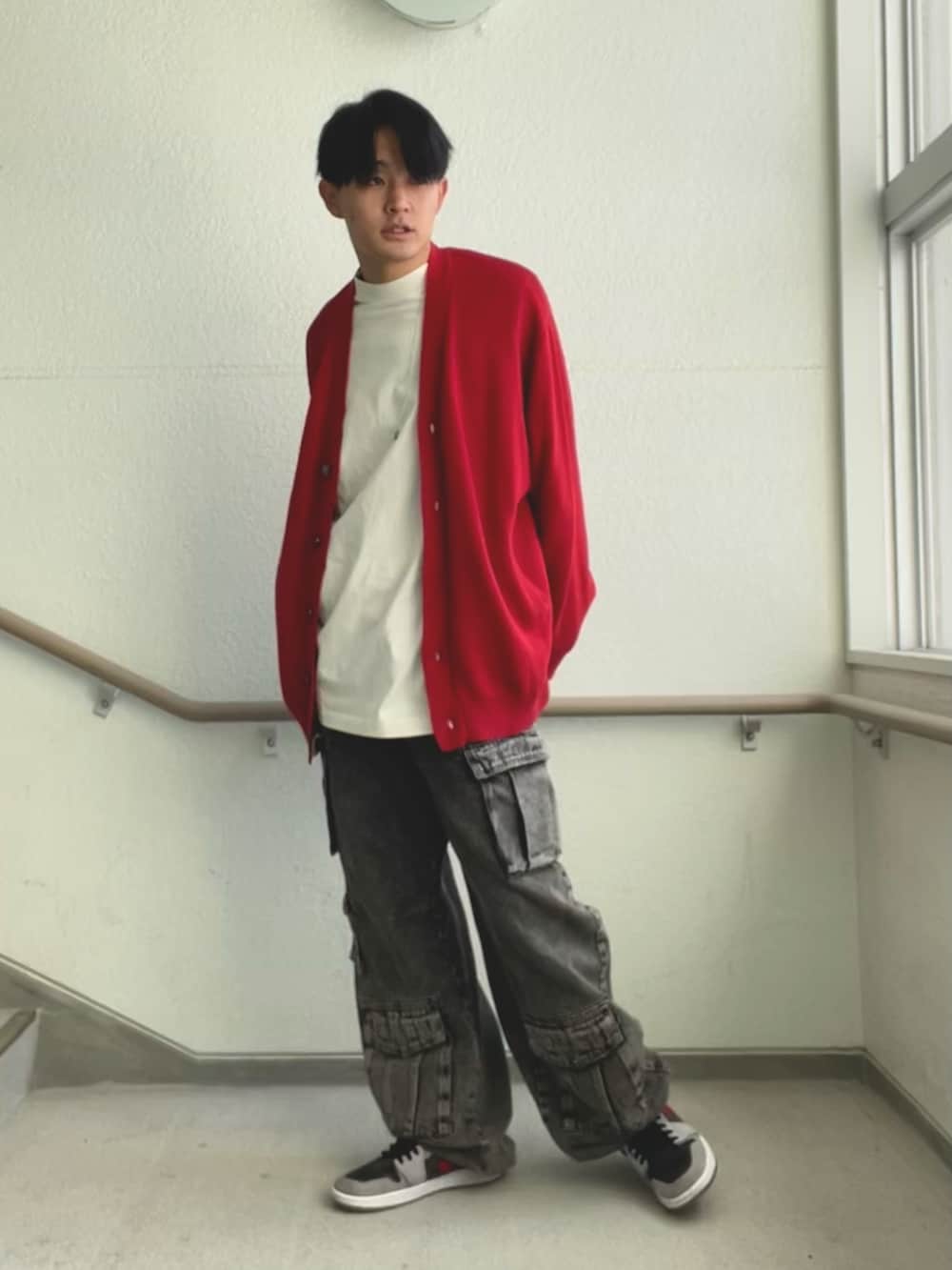 「赤、カーディガン、赤カーディガン、デニム、カーゴデニム、ZARA、adrer、ESSENTIALS」｜「FOG ESSENTIALSの＜FEAR OF GOD ESSENTIALS＞ ロングスリーブ Tシャツ コア（Tシャツ/カットソー、ベージュ系）」を使った、keigoさん（メンズ・175cm）の冬コーディネートの2枚目の写真
