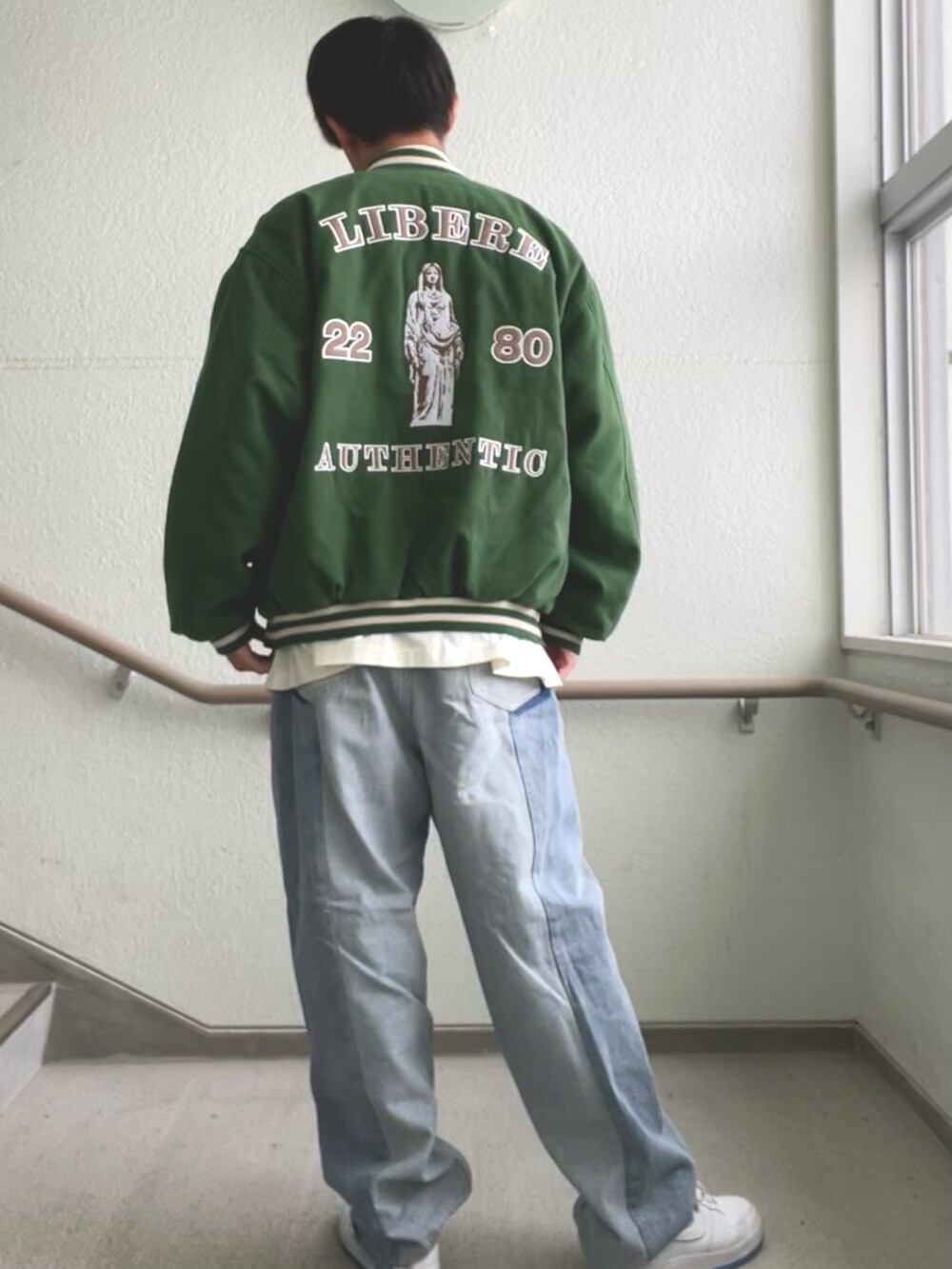 「メンズファッション、今日のコーデ、ジャケット、デニム、LIBERE、fogEssentials、ESSENTIALS、NIKE AIR FORCE、Danke schon」｜「FOG ESSENTIALSの＜FEAR OF GOD ESSENTIALS＞ ロングスリーブ Tシャツ コア（Tシャツ/カットソー、ベージュ系）」を使った、keigoさん（メンズ・175cm）の春コーディネートの3枚目の写真