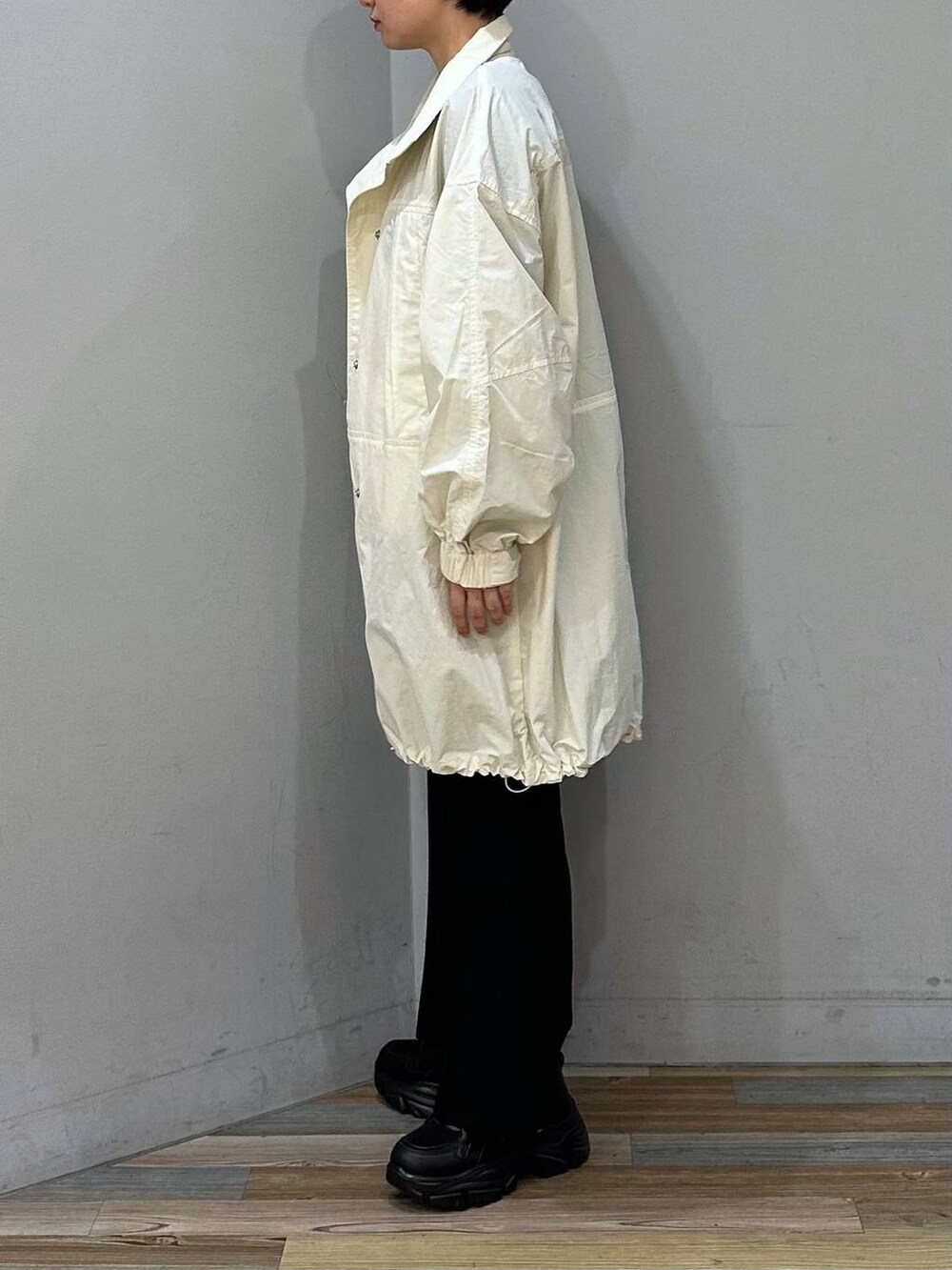 ブラック系のTシャツ/カットソー、ホワイト系のブルゾン、ブラック系のスニーカーを着用したレディースの冬コーディネートの2枚目の写真