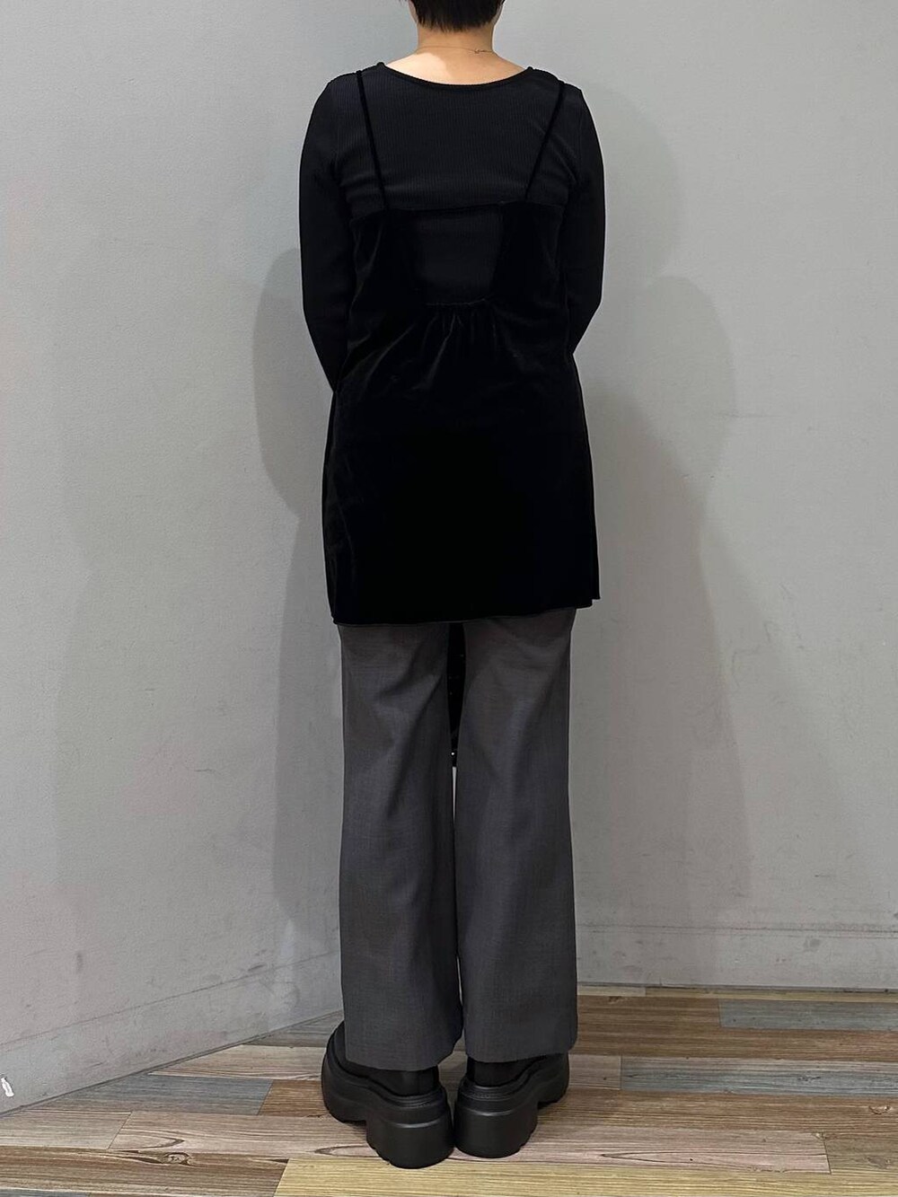 その他のチュニック、ブラック系のTシャツ/カットソー、ブラック系のブーツを着用したレディースの冬コーディネートの3枚目の写真