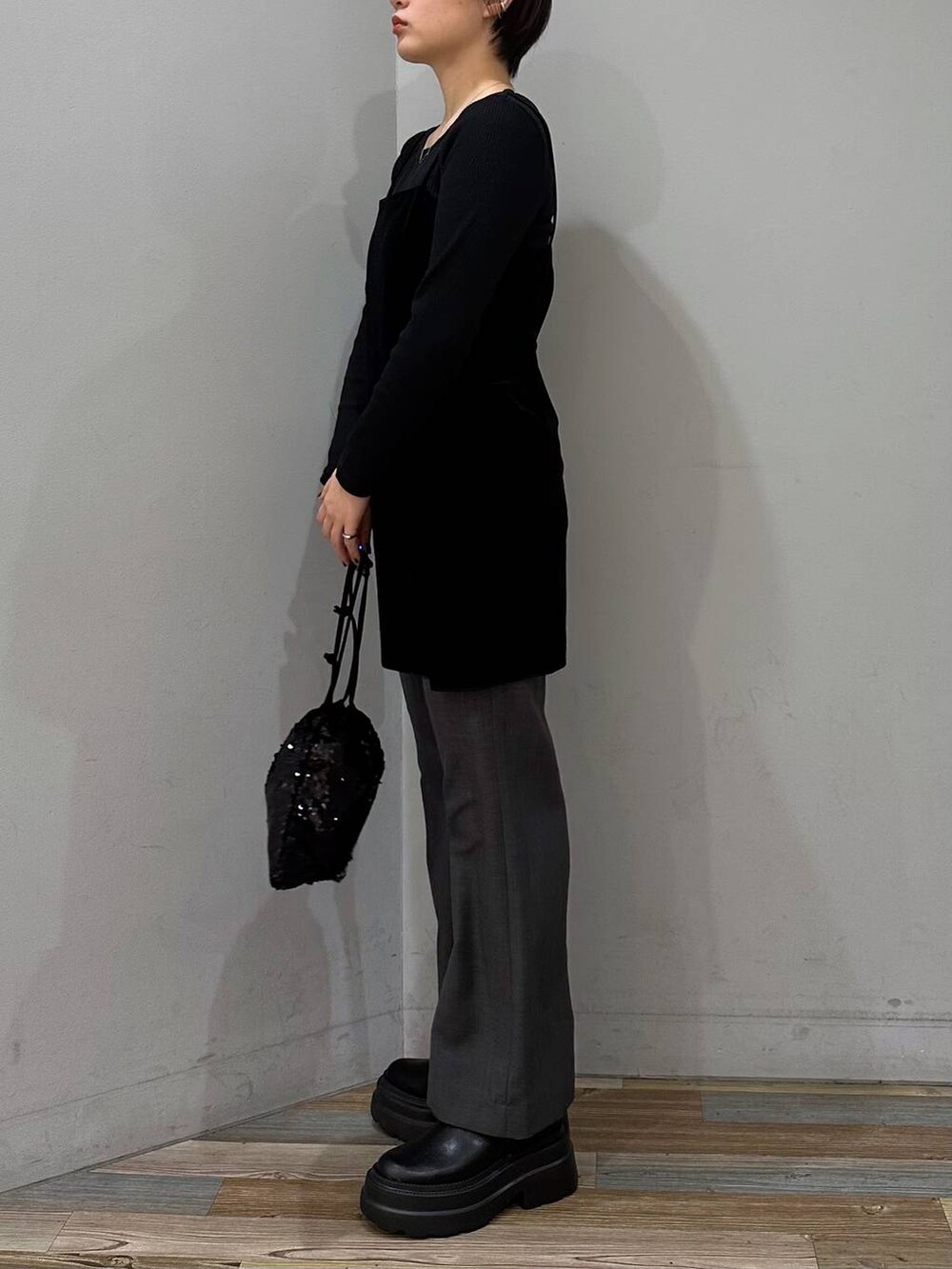 その他のチュニック、ブラック系のTシャツ/カットソー、ブラック系のブーツを着用したレディースの冬コーディネートの2枚目の写真