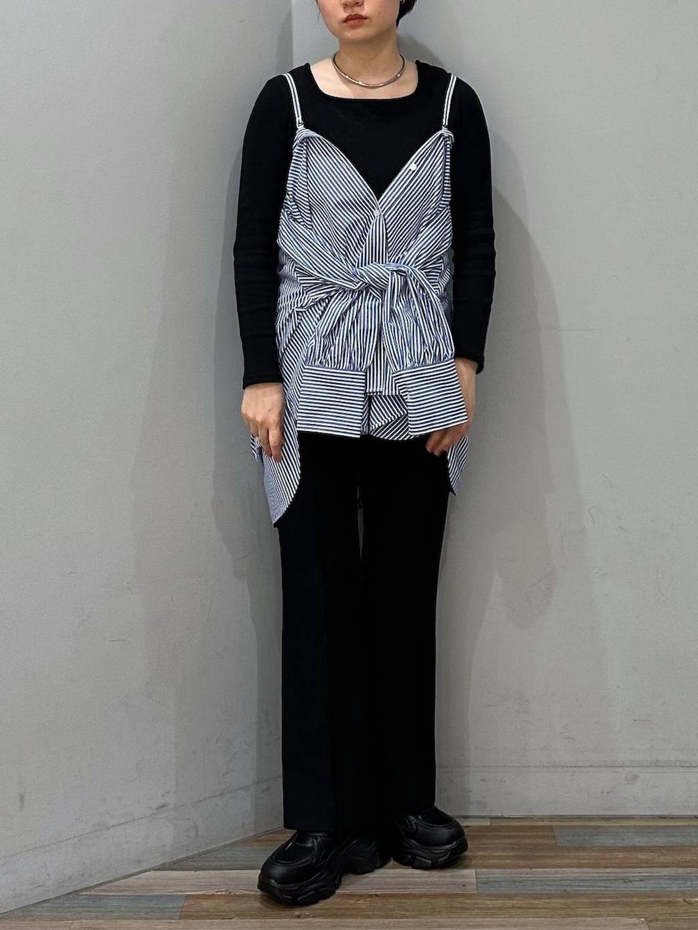 ブラック系のTシャツ/カットソー、ブラック系のその他パンツ、ブラック系のスニーカーを着用したレディースの春コーディネートの2枚目の写真