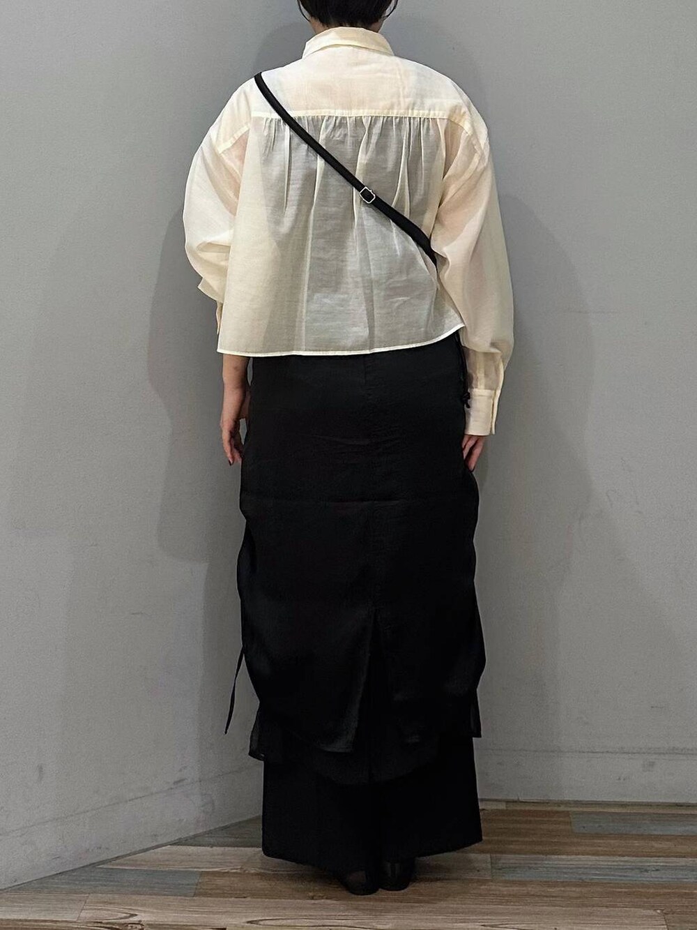 ブラック系のショルダーバッグ、ブラック系のその他パンツ、ブラック系のスカートを着用したレディースの春コーディネートの3枚目の写真