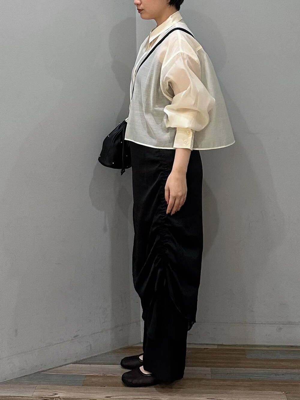 ブラック系のショルダーバッグ、ブラック系のその他パンツ、ブラック系のスカートを着用したレディースの春コーディネートの2枚目の写真