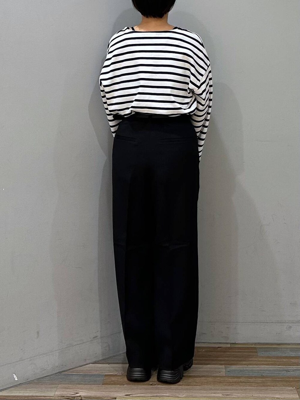 ブラック系のその他パンツ、ブルー系のTシャツ/カットソー、ブラック系のスニーカーを着用したレディースの春コーディネートの2枚目の写真