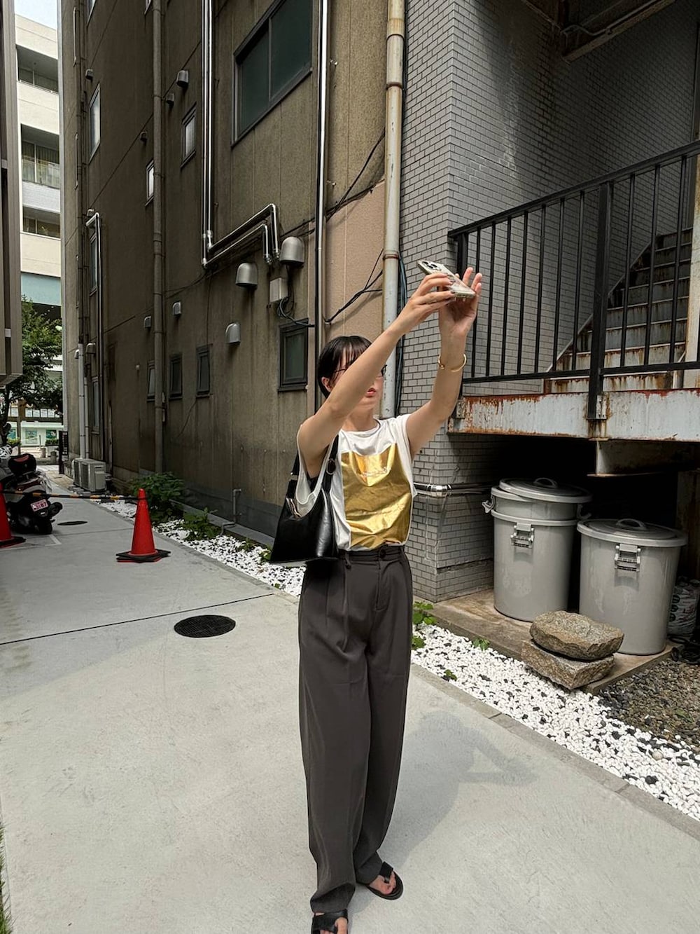 ブラック系のサンダルを着用したレディースの夏コーディネートの2枚目の写真