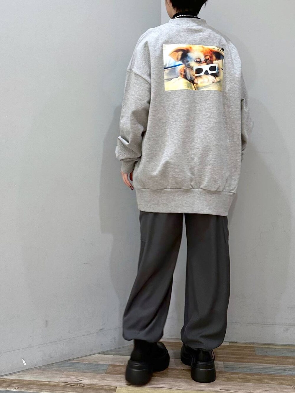 ブラック系のニット/セーター、ブラック系のブーツ、グレー系のカーゴパンツを着用したレディースの冬コーディネートの2枚目の写真