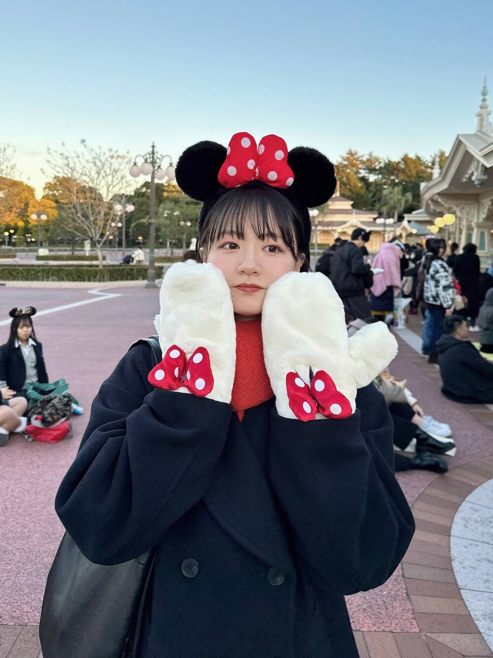 ブルー系のステンカラーコートを着用したレディースの冬コーディネートの2枚目の写真