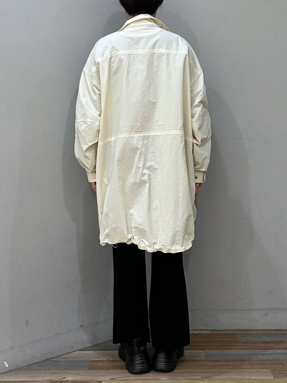 ブラック系のTシャツ/カットソー、ホワイト系のブルゾン、ブラック系のスニーカーを着用したレディースの冬コーディネートの3枚目の写真